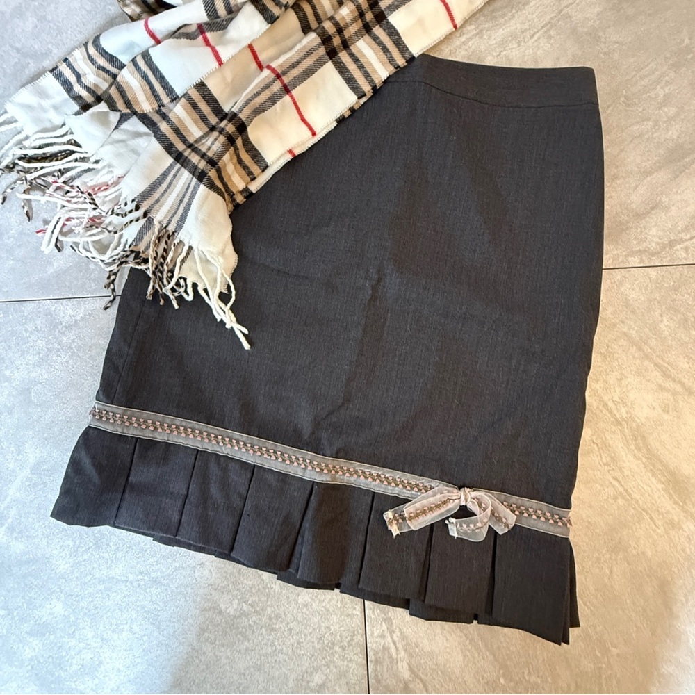 Banana Republic Lined Gray Pencil Skirt with Pink Lace Detail